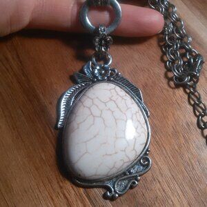 White Howlite Five Stone Floral Design Silvertone Necklace (19 to 22 Inch)